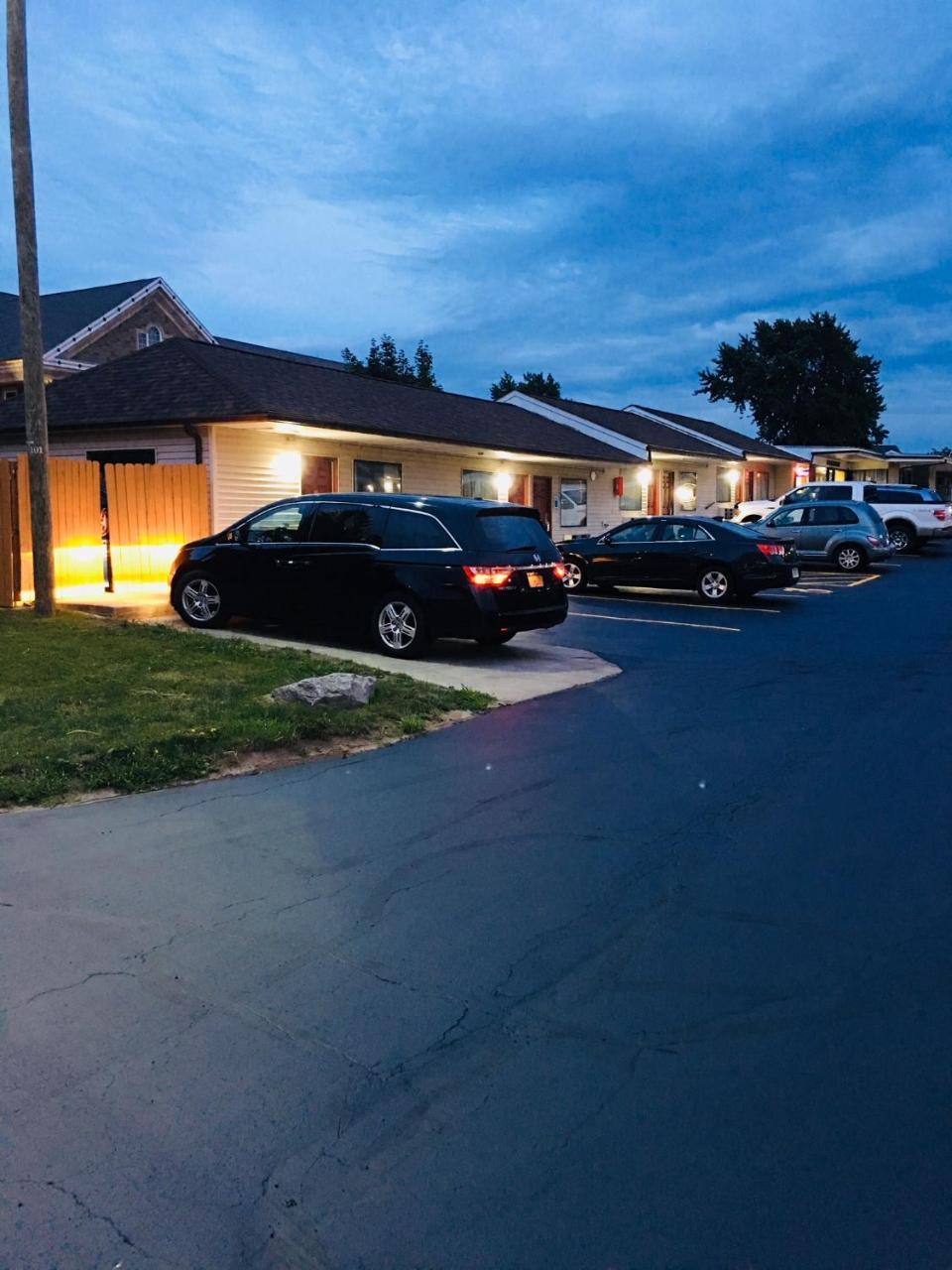 Budget Inn Williamsville Bagian luar foto