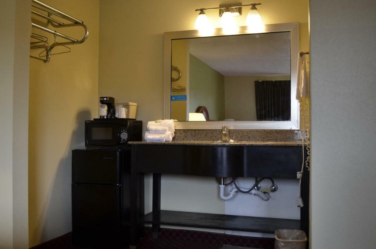Budget Inn Williamsville Bagian luar foto